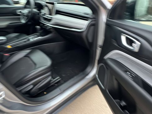 Used 2024 Jeep Compass Latitude image 19