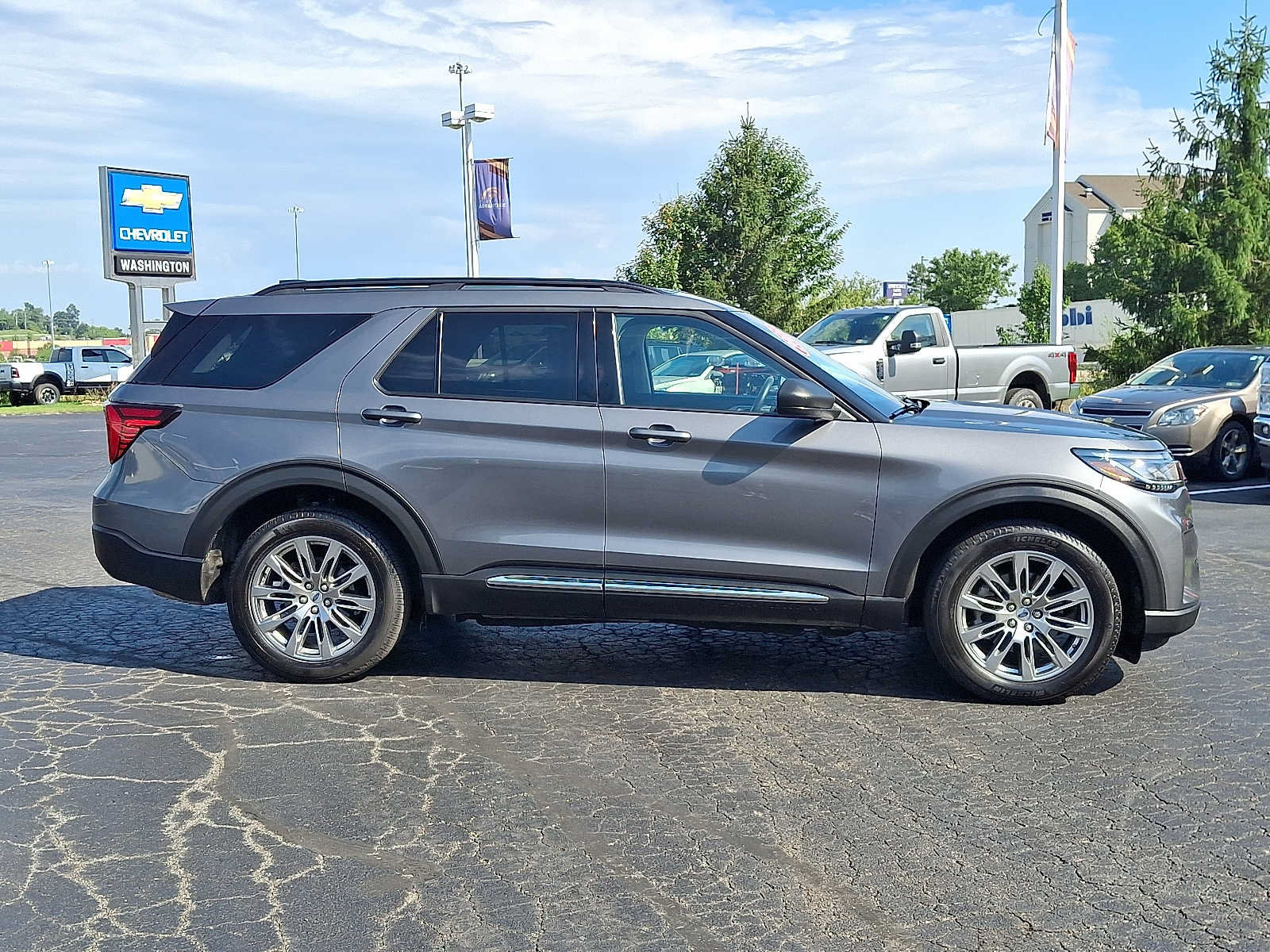 Used 2025 Ford Explorer Active w/ Active Comfort Package AWD/4WD image 7