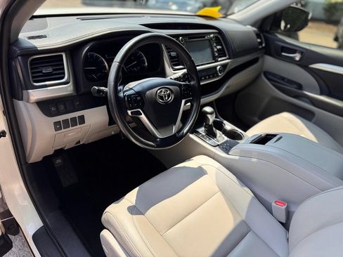 Used 2019 Toyota Highlander XLE AWD/4WD image 14