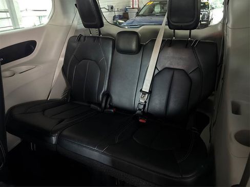 Used 2023 Chrysler Pacifica Touring-L w/ Uconnect Theater Family Group FWD image 39