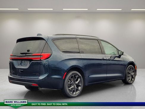 Used 2022 Chrysler Pacifica Limited w/ S Appearance Package image 8