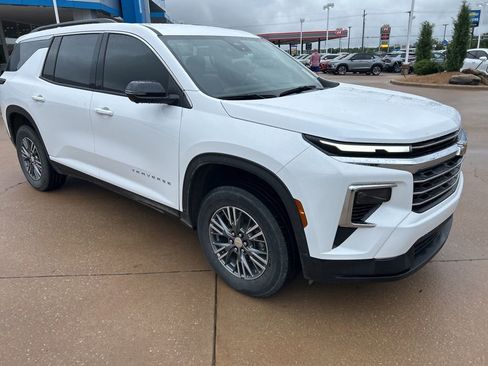 Used 2024 Chevrolet Traverse LT w/ Trailering Package FWD image 8