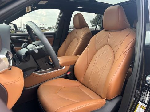 Used 2021 Toyota Highlander Platinum image 9