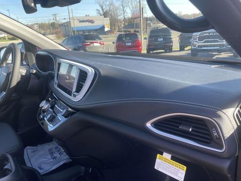 New 2026 Chrysler Pacifica Select FWD image 13