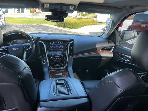 Used 2020 Cadillac Escalade Premium Luxury AWD/4WD image 7