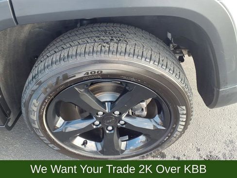 Used 2024 Jeep Grand Cherokee Altitude image 23