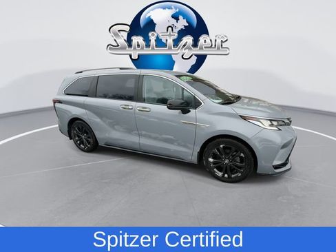 Used 2023 Toyota Sienna XSE image 2