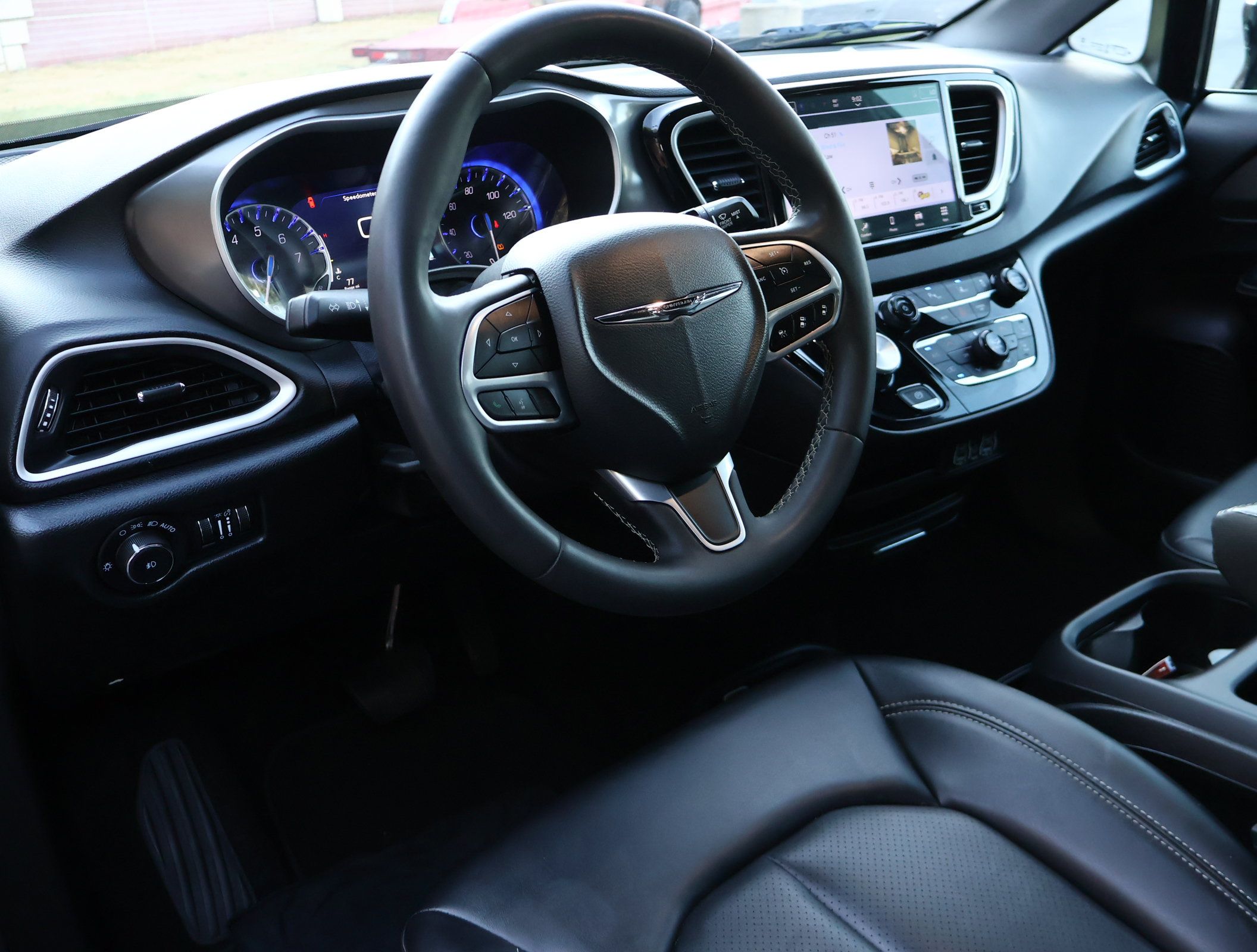 Used 2025 Chrysler Pacifica Select FWD image 3