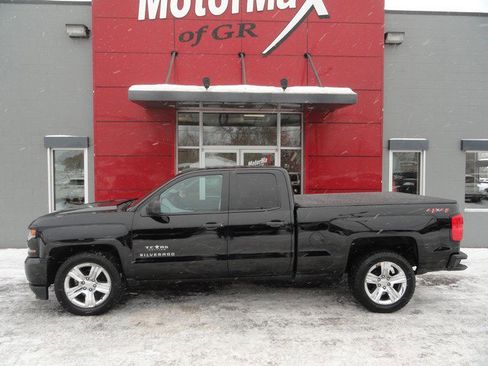 Used 2018 Chevrolet Silverado 1500 Custom w/ Custom Value Package image 2