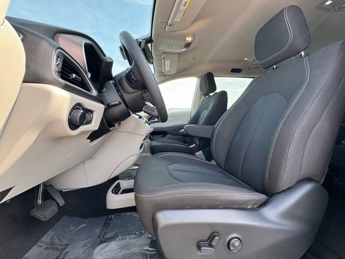 Used 2023 Chrysler Voyager LX image 18