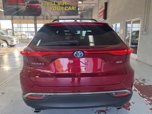 Used 2023 Toyota Venza XLE image 5