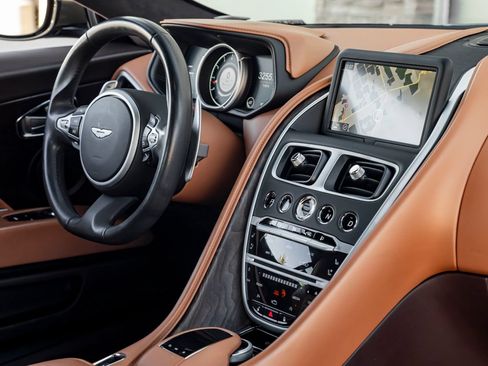 Used 2017 Aston Martin DB11 V12 RWD image 31