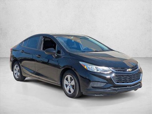 Used 2018 Chevrolet Cruze LS image 3