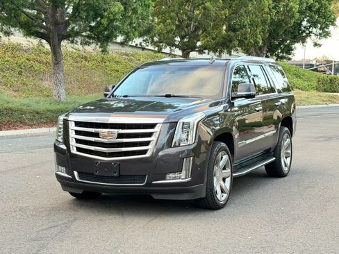 Used 2018 Cadillac Escalade Luxury RWD image 8