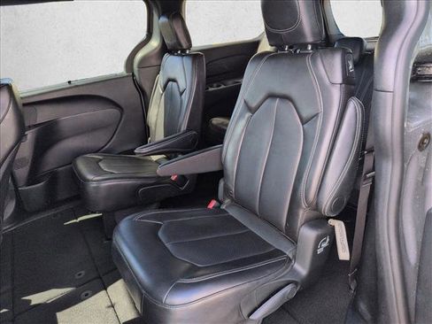 Used 2025 Chrysler Pacifica Select image 12