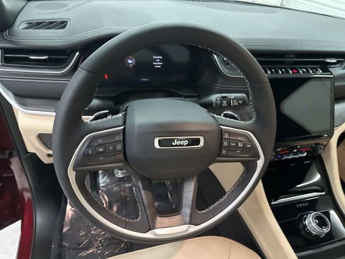 Used 2023 Jeep Grand Cherokee Limited image 10
