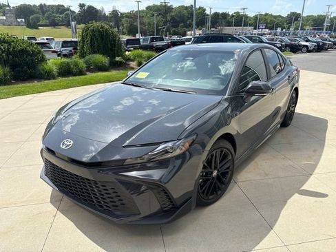 Used 2025 Toyota Camry SE FWD image 3