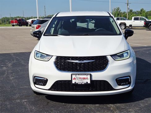 Used 2024 Chrysler Pacifica Touring-L image 8