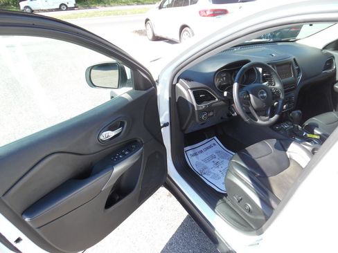 Used 2019 Jeep Cherokee Latitude Plus w/ Cold Weather Group image 9