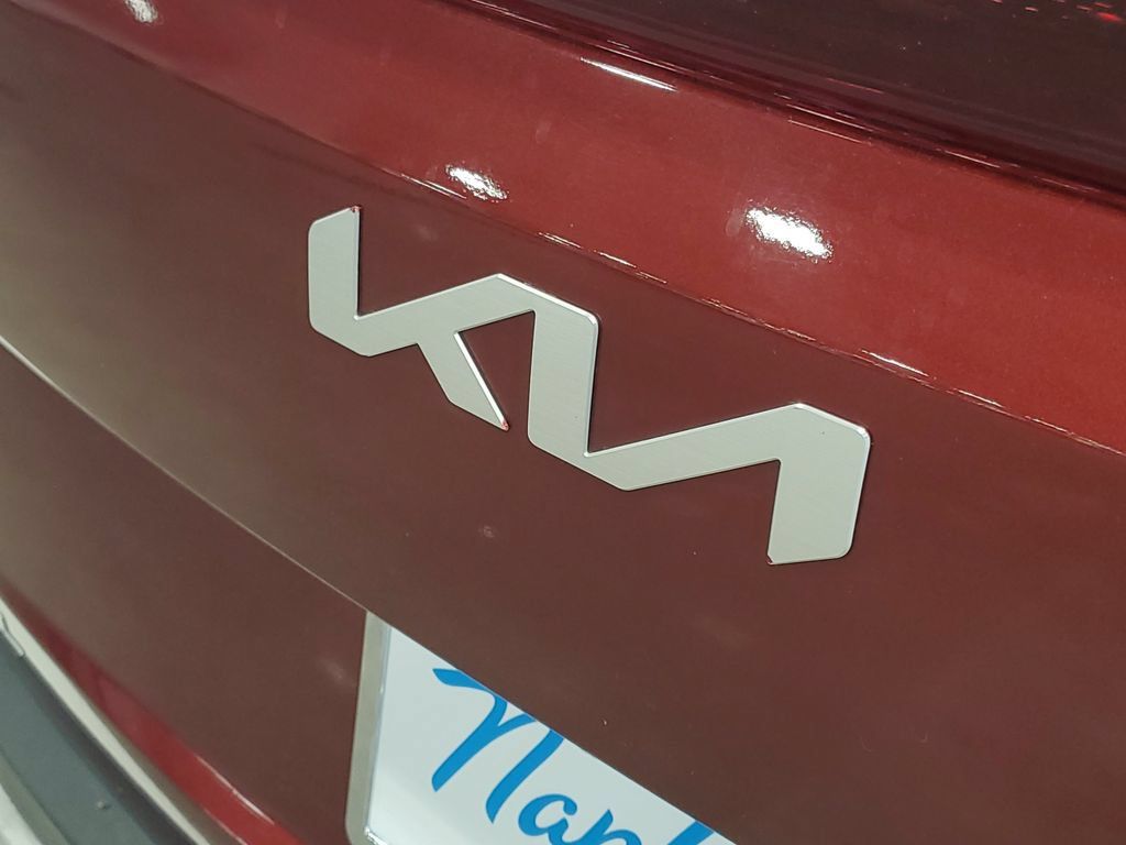 Used 2025 Kia Carnival FWD image 7