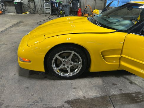 Used 2003 Chevrolet Corvette Coupe w/ Preferred Equipment Group RWD image 26