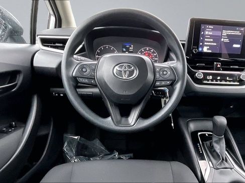 Used 2025 Toyota Corolla LE FWD image 5