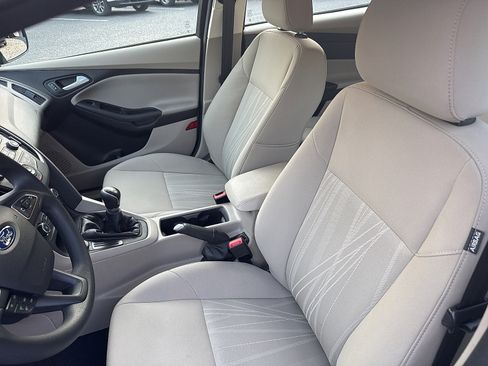 Used 2016 Ford Focus SE w/ SE Power Seat Package FWD image 32