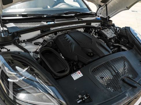 Used 2024 Porsche Macan AWD/4WD image 46