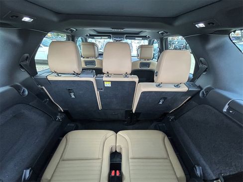 Used 2024 Land Rover Discovery Dynamic SE image 11