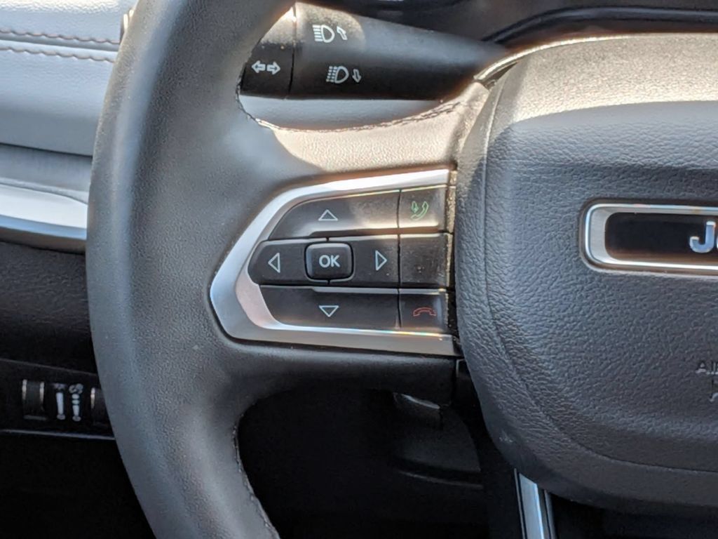 Used 2025 Jeep Compass Limited AWD/4WD image 17
