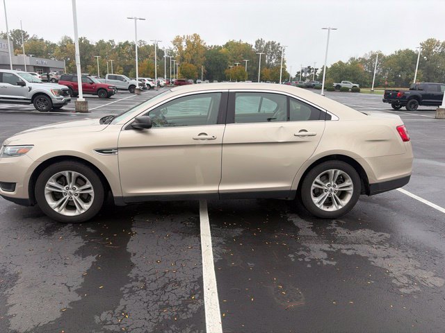 Used 2017 Ford Taurus SE FWD image 1