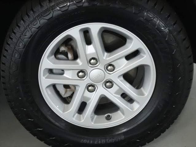 Used 2023 Jeep Grand Cherokee Laredo AWD/4WD image 10