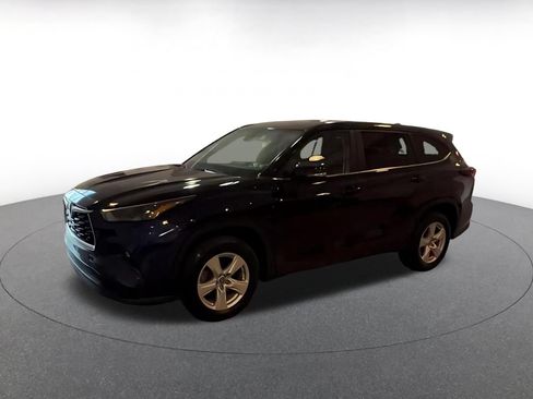 Used 2025 Toyota Highlander LE FWD image 5