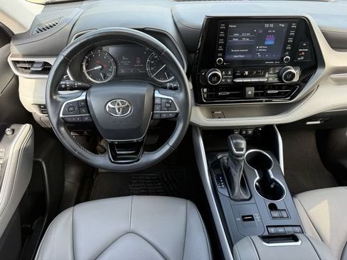 Used 2021 Toyota Highlander XLE FWD image 13