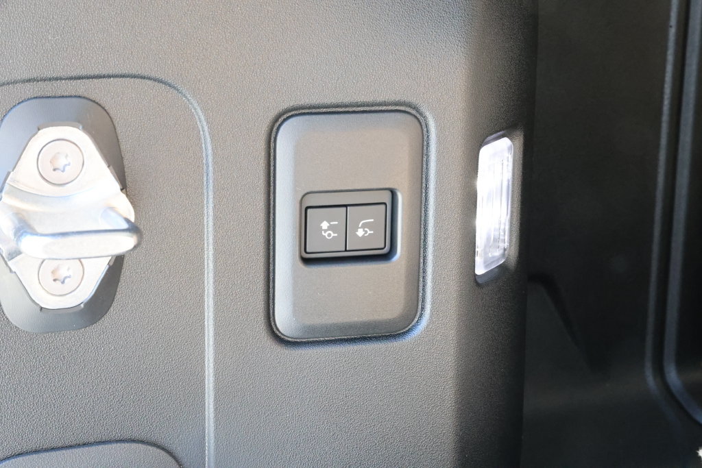 New 2026 Land Rover Defender 110 S AWD/4WD image 9