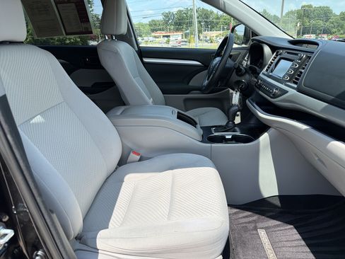 Used 2015 Toyota Highlander LE AWD/4WD image 31