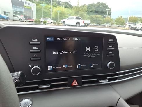 Used 2025 Hyundai Elantra Hybrid FWD image 24