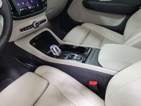 Used 2023 Volvo XC40 B4 Ultimate FWD image 26