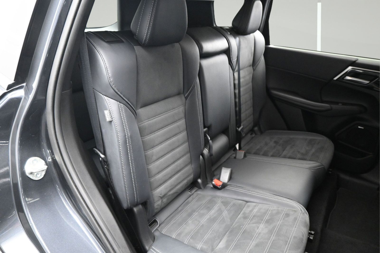 Used 2025 Mitsubishi Outlander SE AWD/4WD image 13