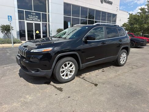 Used 2018 Jeep Cherokee Latitude Plus AWD/4WD image 4