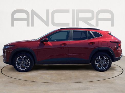 Used 2025 Chevrolet Trax LT FWD image 8