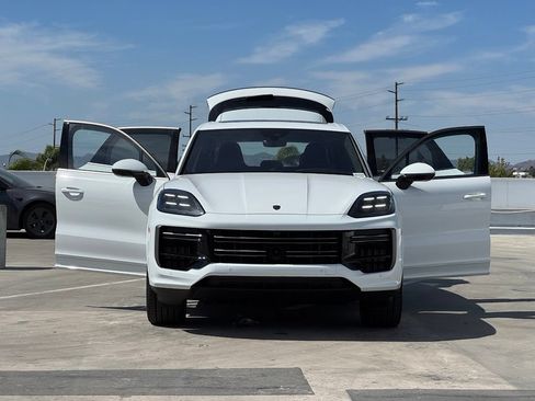 Used 2025 Porsche Cayenne Turbo w/ Premium Package Plus AWD/4WD image 27