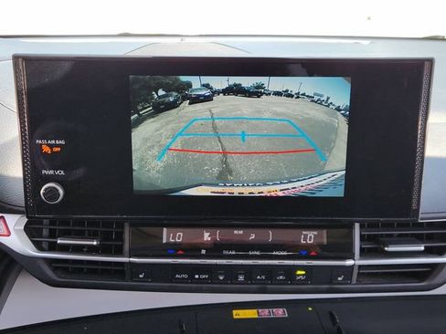 Used 2025 Toyota Sienna XLE FWD image 17