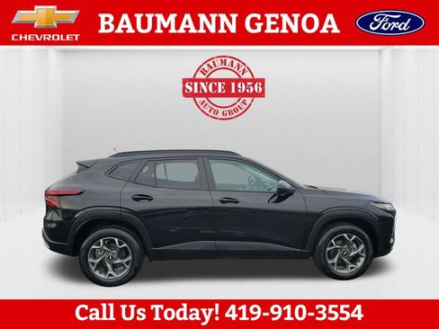 Used 2025 Chevrolet Trax LT w/ LT Convenience Package image 4