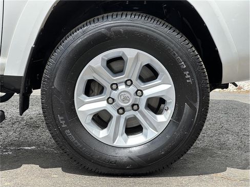 Used 2018 Toyota 4Runner SR5 AWD/4WD image 30