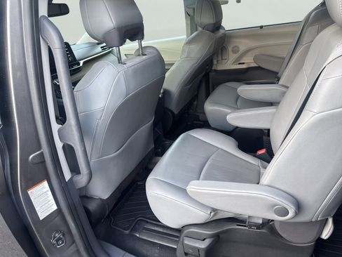 Used 2022 Toyota Sienna XLE image 11