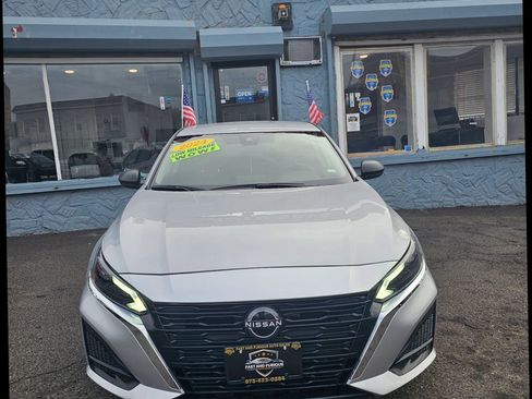 Used 2024 Nissan Altima 2.5 SV image 1