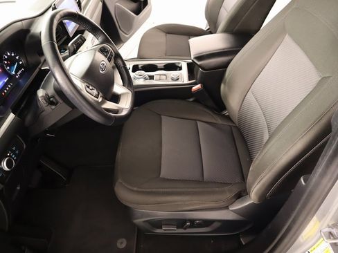 Used 2022 Ford Explorer XLT image 11