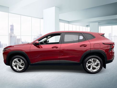 Used 2024 Chevrolet Trax LS w/ LS Convenience Package FWD image 2