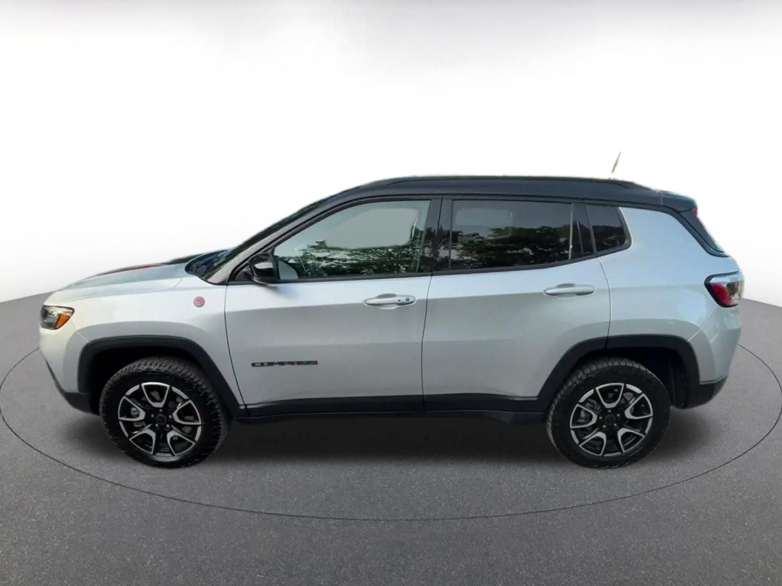 Used 2025 Jeep Compass Trailhawk AWD/4WD image 7